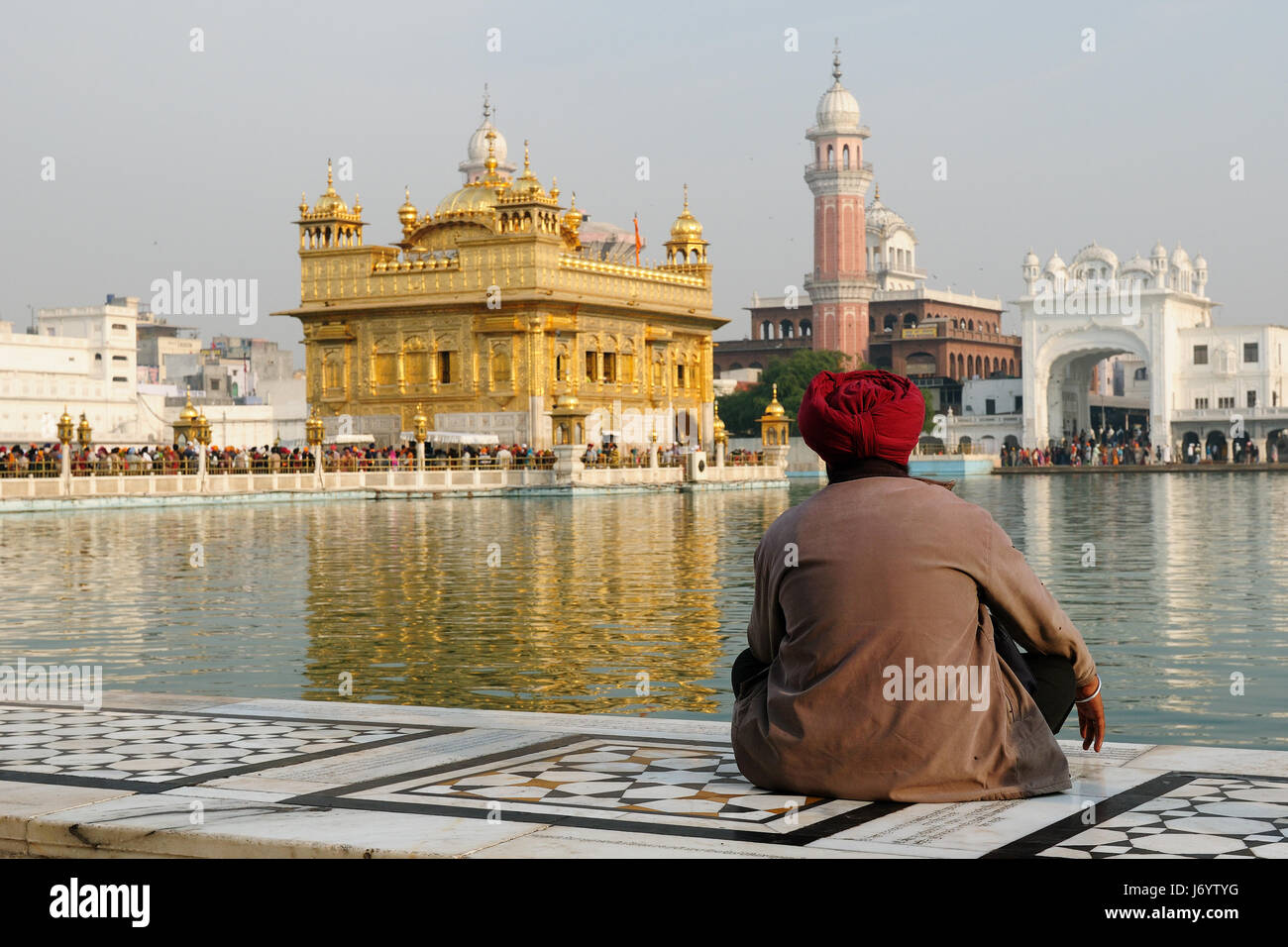 L'Inde, d'Amritsar - 30 NOVEMBRE 2009 : le croyant du sikhisme envisage sur la zone du Temple d'Or Banque D'Images