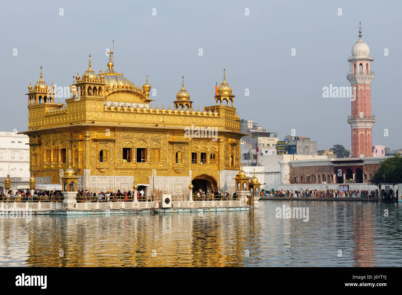 L'Inde, d'Amritsar - 30 NOVEMBRE 2009 : les pèlerins dans la file d'attente pour le temple principal, du temple d'or à Amritsar Banque D'Images