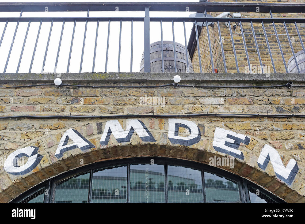 Camden Town signer sur briques Banque D'Images