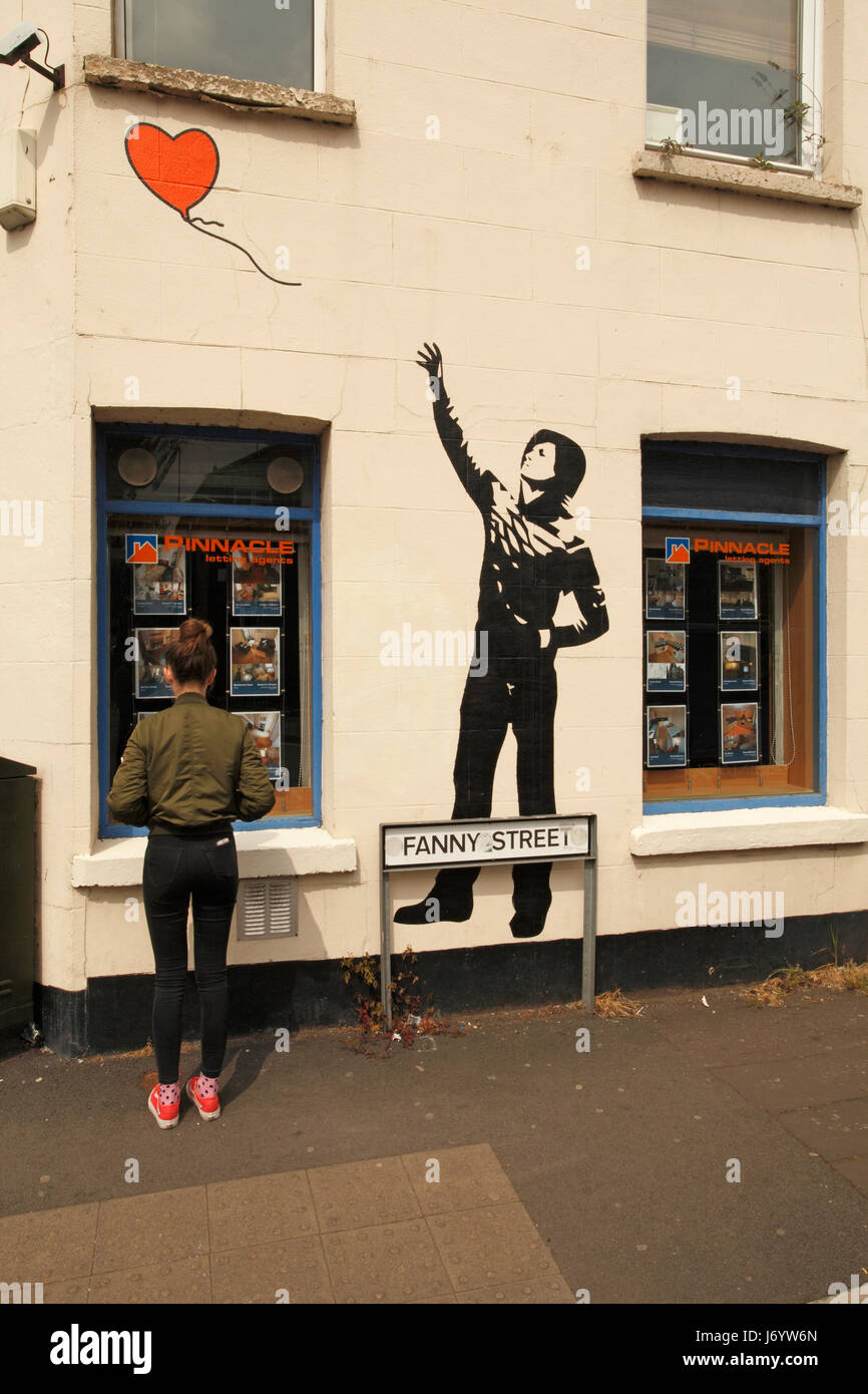 Style- banksy wall mural dans Fanny Street, Cardiff, avec un ballon en forme de coeur. Banque D'Images