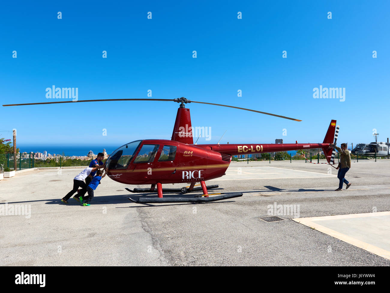 Benidorm, Espagne - 13 mai 2017 : les gens et hélicoptère sur un terrain d'atterrissage. Tour en hélicoptère, Benidorm est une attraction touristique sur la Costa Blanca. Provi Banque D'Images