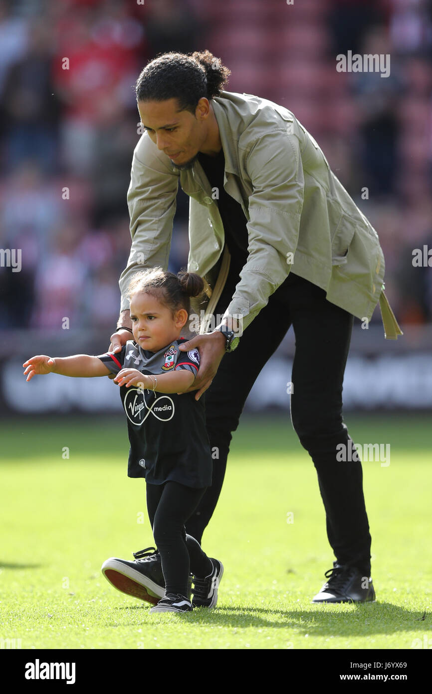 Southampton Virgil van Dijk avec fille Nila Photo Stock Alamy