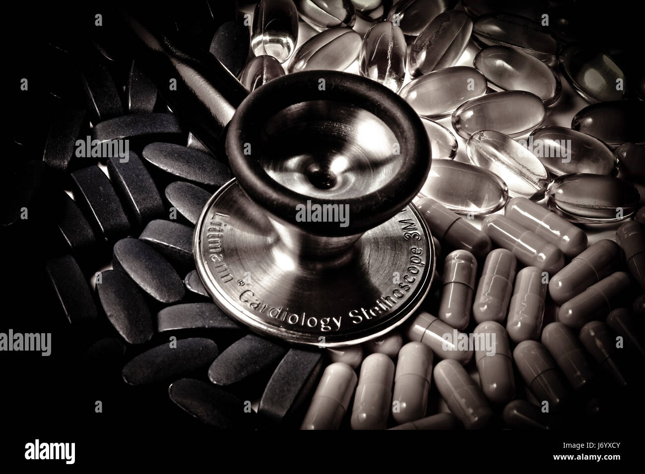 Stéthoscope littmann médicale et la sélection des comprimés, comprimés et capsules Banque D'Images