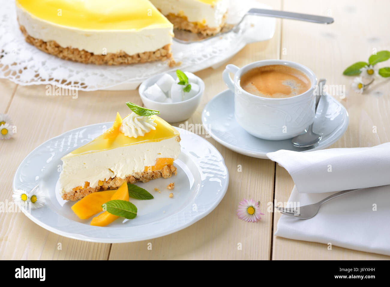 Gâteau au fromage frais avec les mangues et glaçure, le fait d'flan de cookie, servi avec une tasse de café Banque D'Images