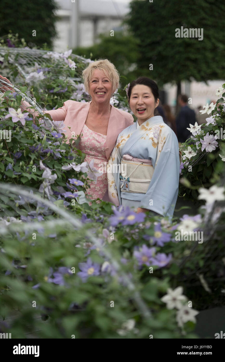 Présentatrice TV Carol Klein (à gauche) assiste à la presse aperçu des RHS Chelsea Flower Show au Royal Hospital Chelsea, Londres. Banque D'Images