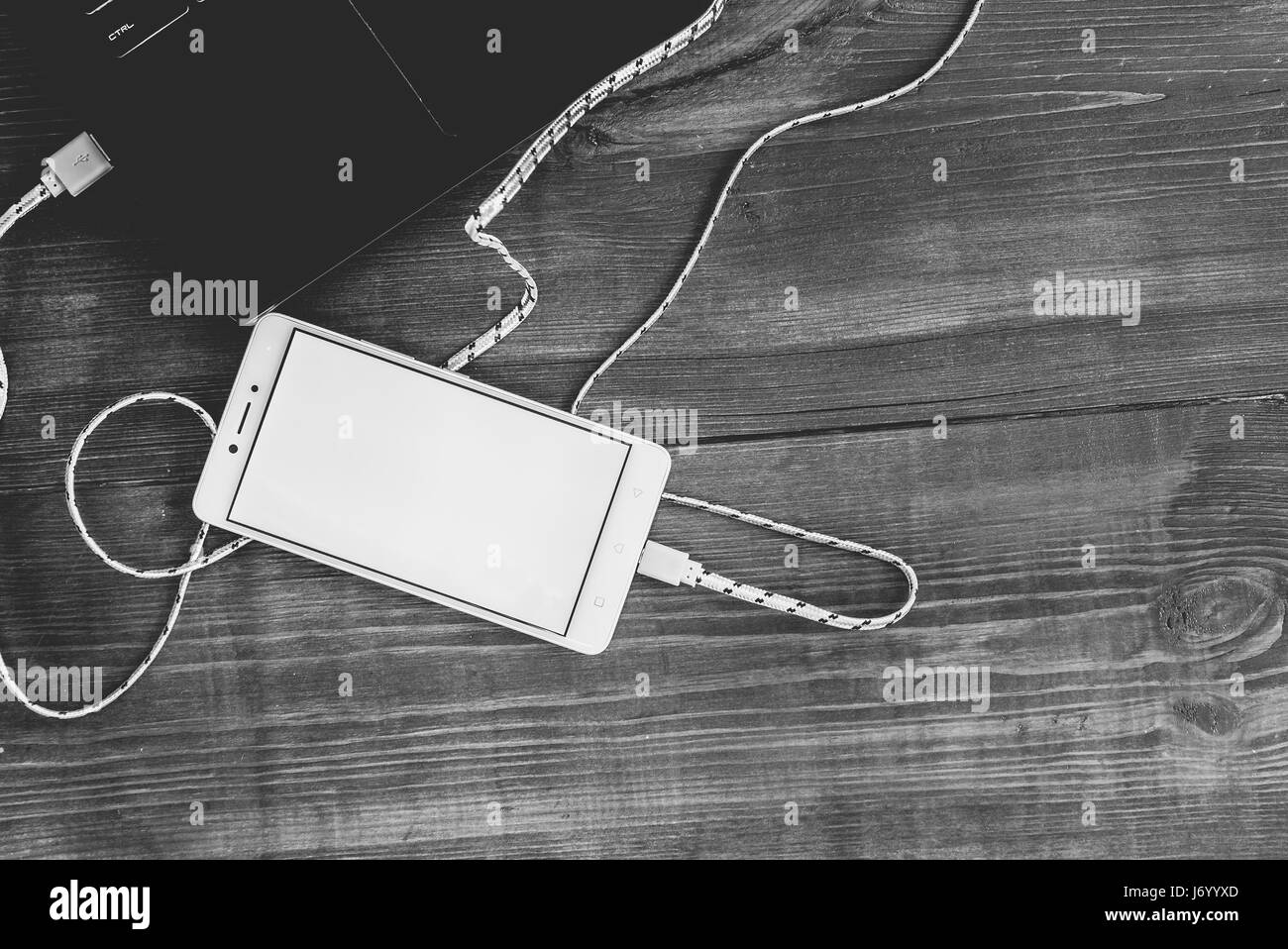 Espace de travail avec ordinateur portable et de charge du smartphone sur le bureau en bois blanc Banque D'Images