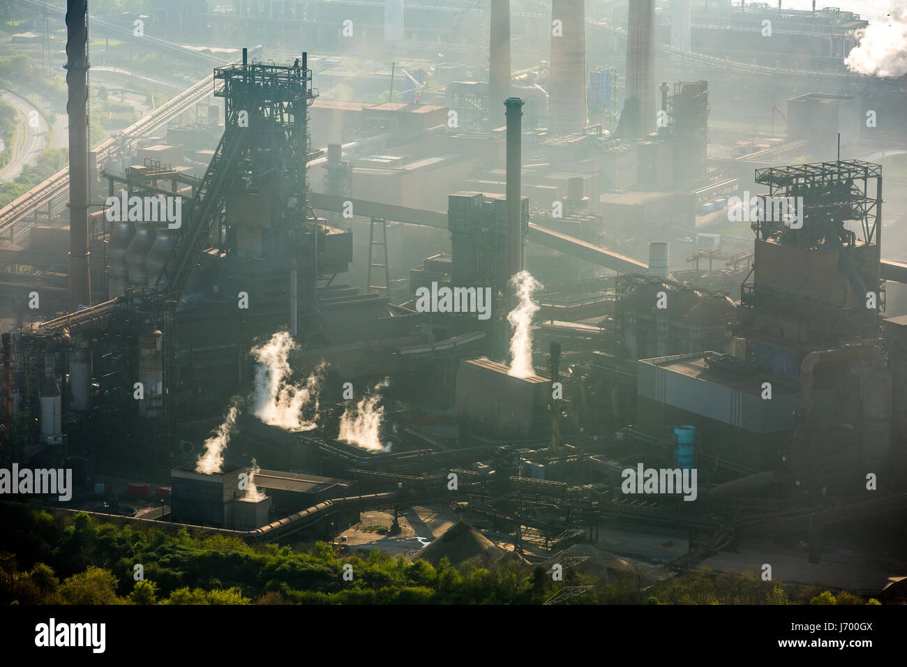 Steelworks ThyssenSteel, industrie de l'acier, l'industrie lourde, l'industrie minière, la pollution atmosphérique, effet de serre, cheminées, Rhin, rivière d'arc, de brume, de poussière, de souffle fu Banque D'Images