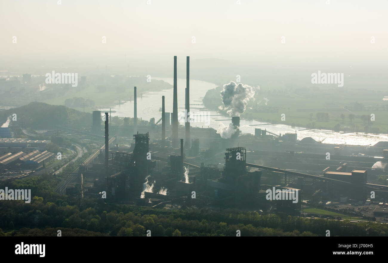 Steelworks ThyssenSteel, industrie de l'acier, l'industrie lourde, l'industrie minière, la pollution atmosphérique, effet de serre, cheminées, Rhin, rivière d'arc, de brume, de poussière, de souffle fu Banque D'Images
