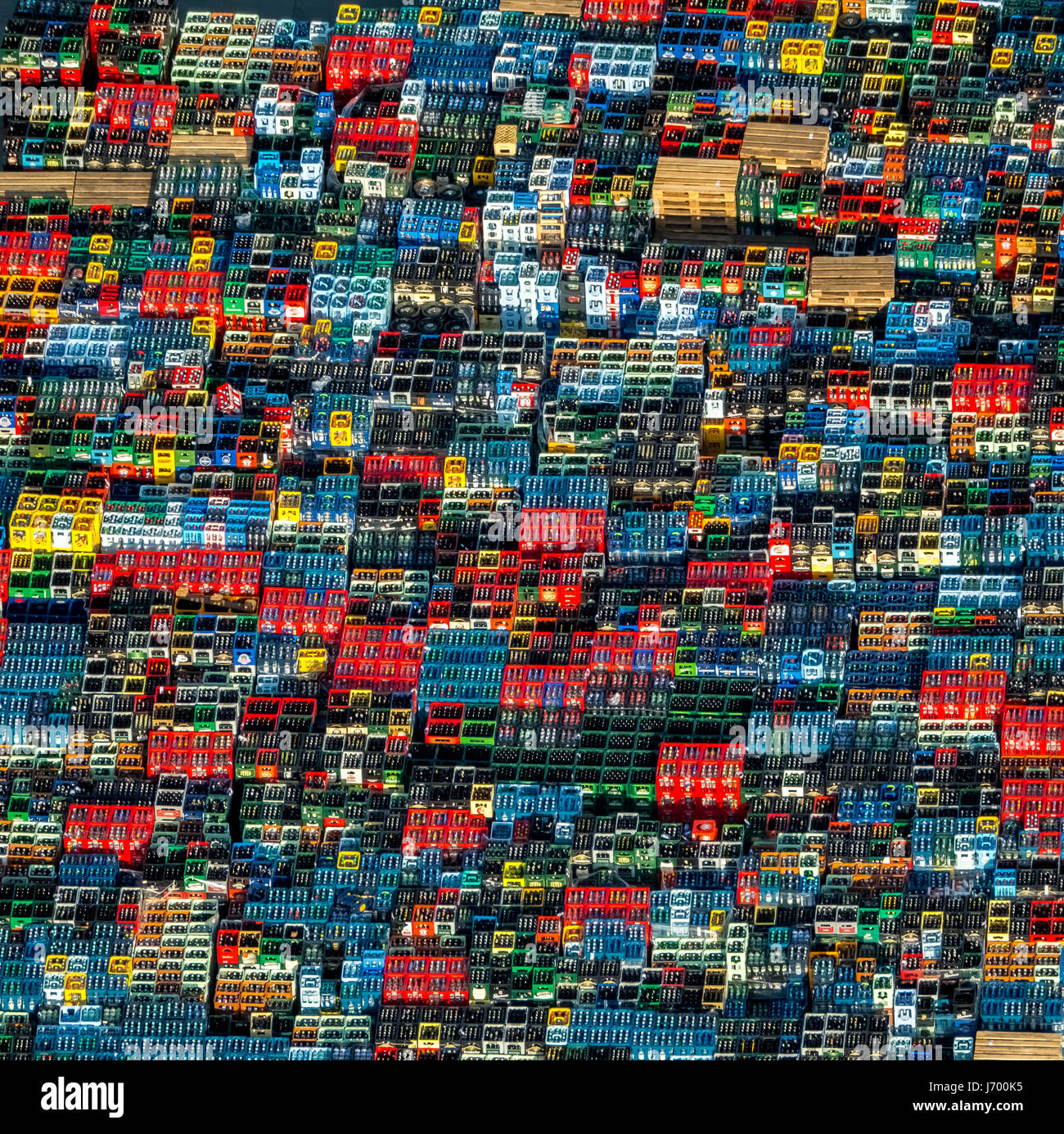 Verre coloré, caisses, boîtes de bière vides comme des briques LEGO, de boire des boissons, de la logistique, hamm Hamm, Ruhr, Rhénanie du Nord-Westphalie, Allemagne ,bunte Banque D'Images