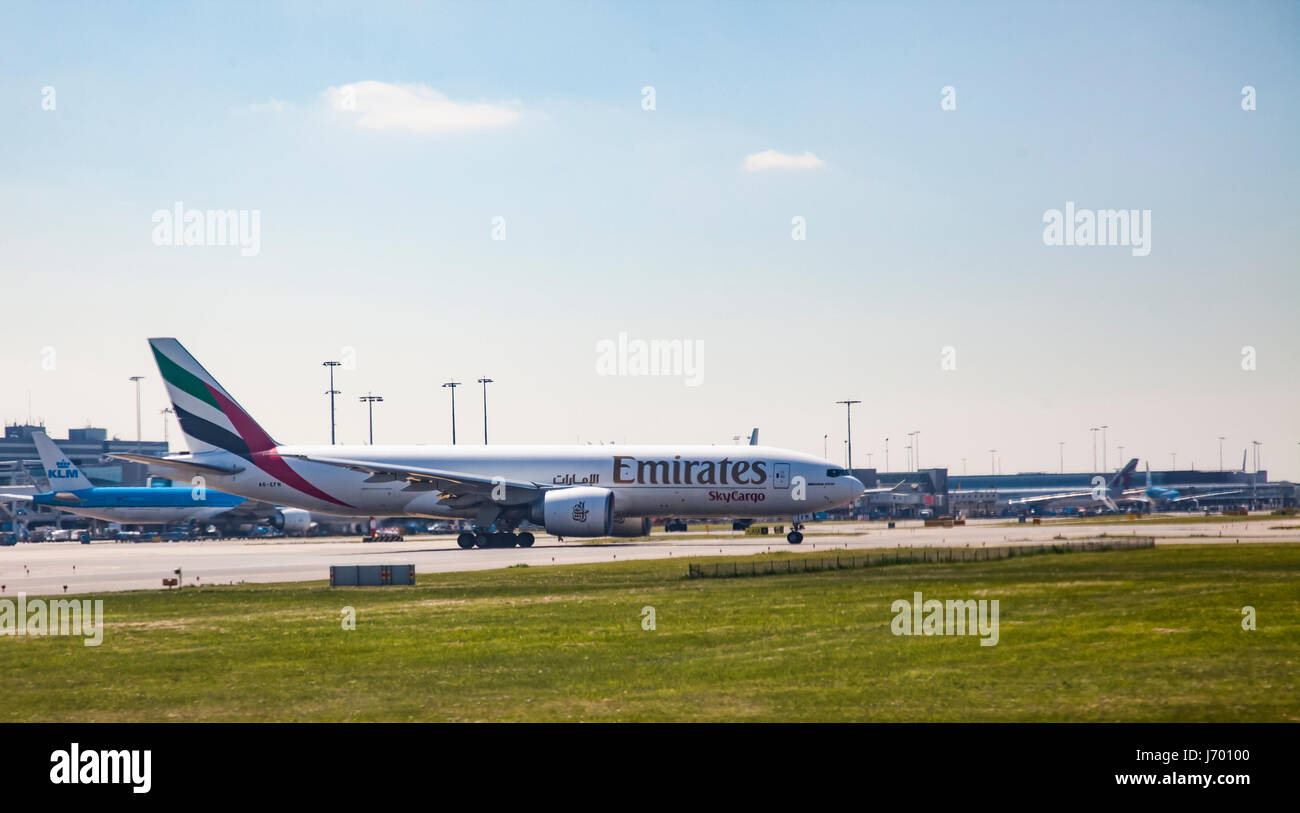 Emirates SkyCargo Boeing 777F à l'aéroport de Schiphol, Amsterdam, Pays-Bas. D'autres avions sont en arrière-plan. Banque D'Images