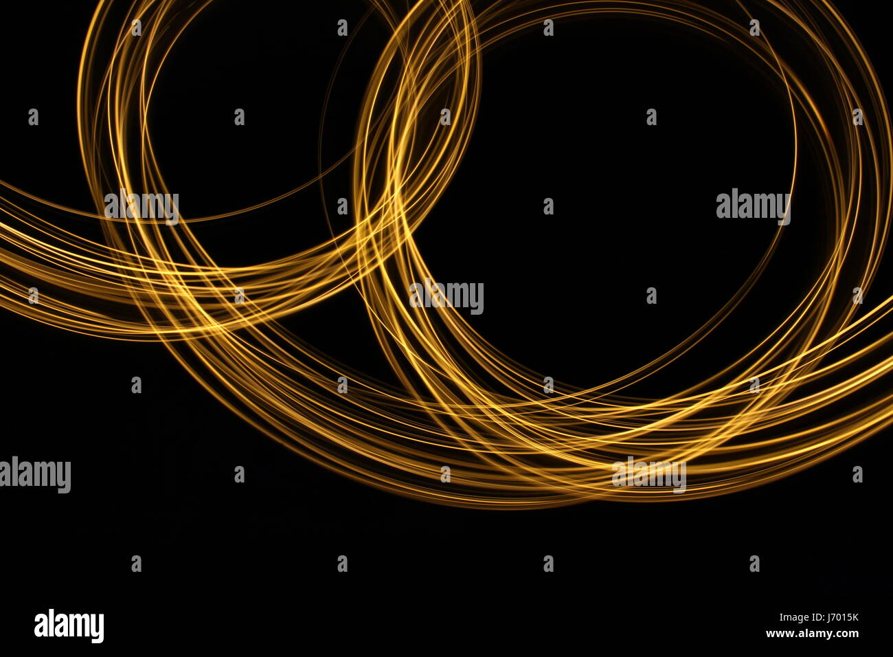 Longue exposition de photographie couleur or néon dans un résumé Motif vagues sur un fond noir. La lumière peinture photographie, abstract color Banque D'Images