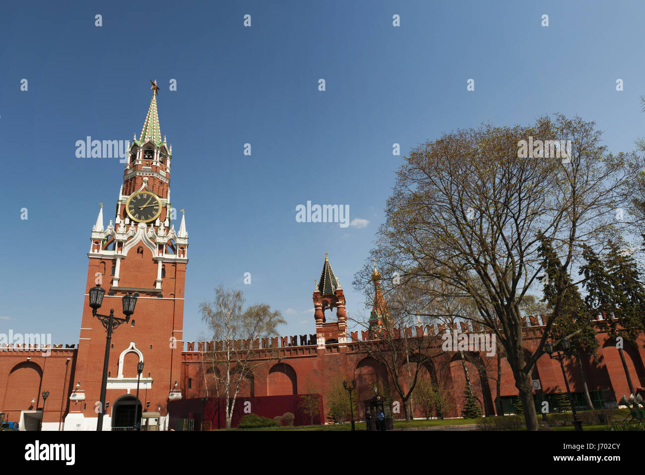 Kremlin de Moscou : la Tour Spasskaya Tower (sauveur), la tour principale avec un par-passage sur le mur qui donne sur la Place Rouge Banque D'Images