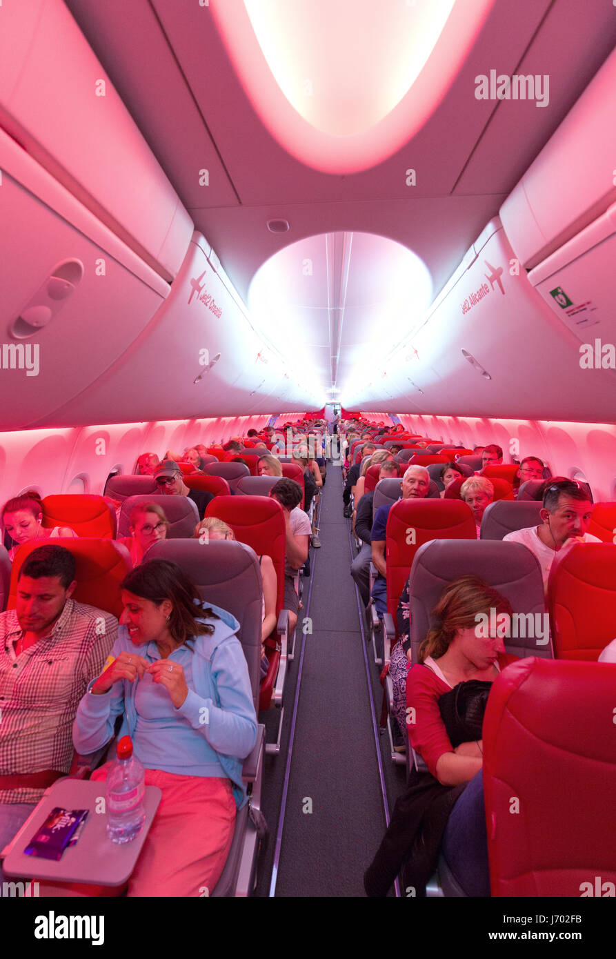Les passagers des avions dans la cabine d'un avion de la compagnie aérienne Jet2 vol Boeing 737-800 de Lanzarote au Royaume-Uni Banque D'Images