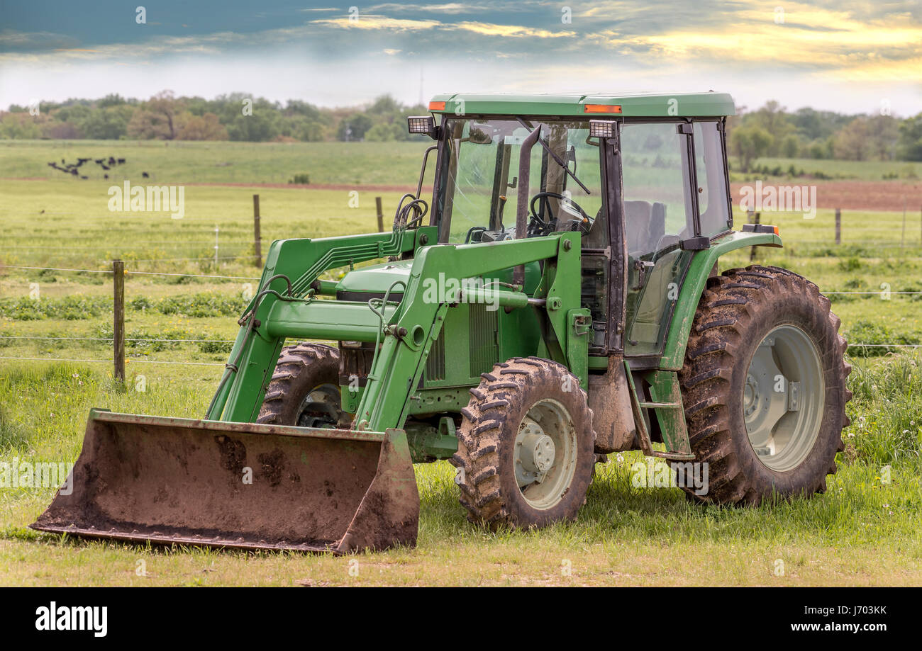 Paysage agricole d'un tracteur dans un champ sur une ferme du Maryland rural au printemps près de Sunset Banque D'Images