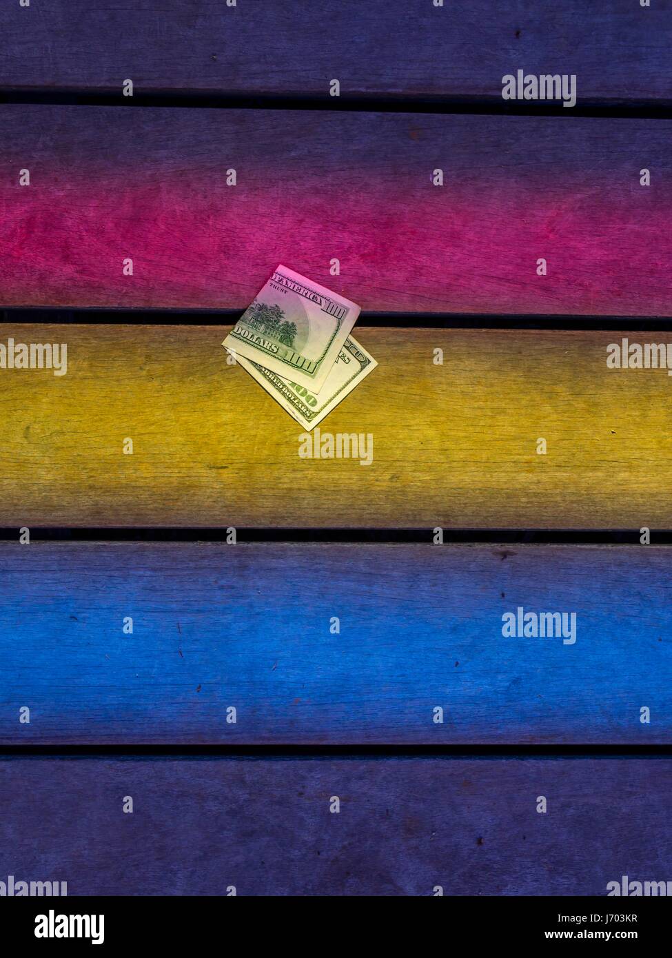 Billet de 100 dollars dollar mis couché sur sol coloré au sol en bois Vue de dessus de bandes de