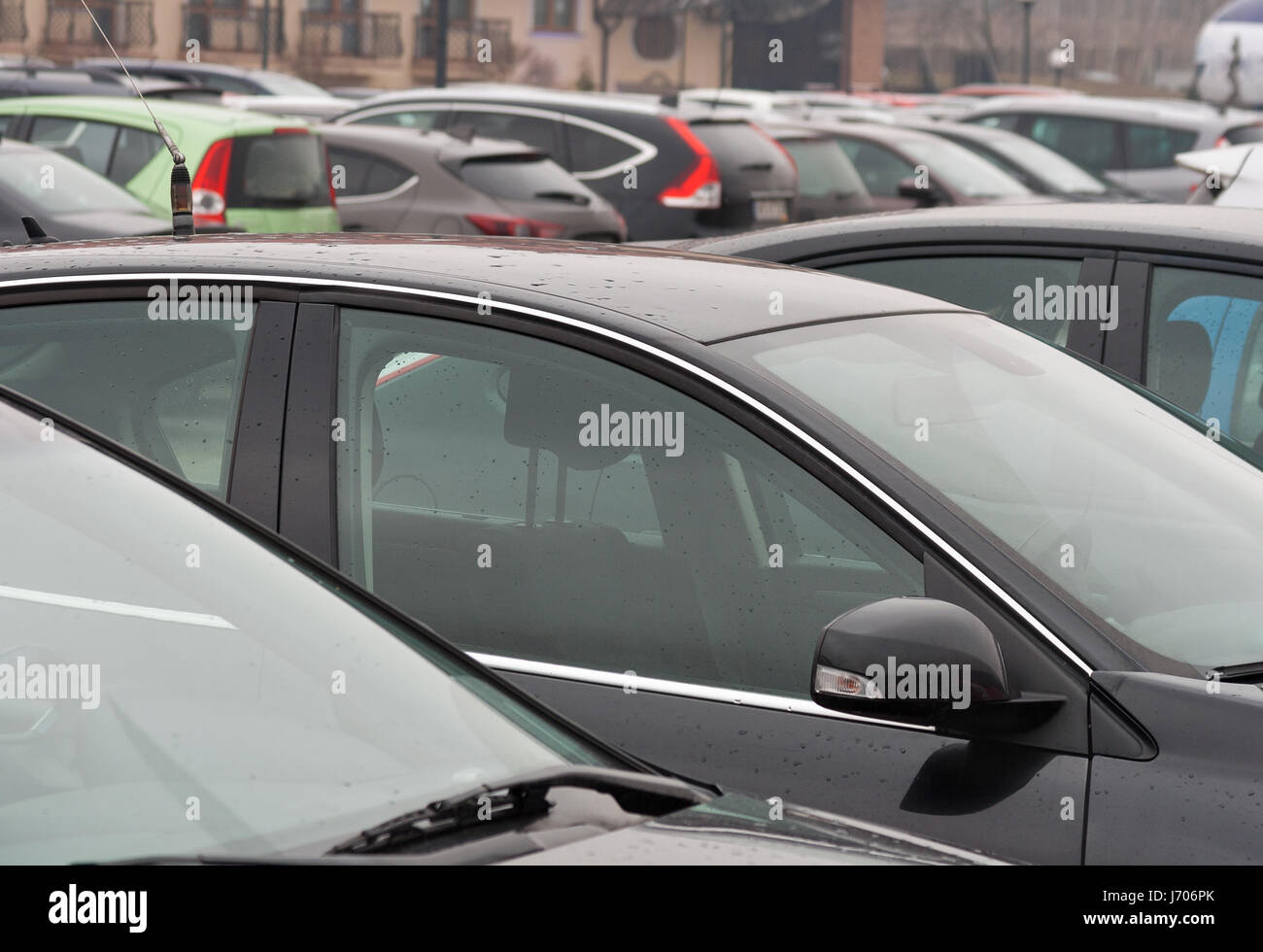 Avis de stationnement de voitures sur un jour de pluie closeup Banque D'Images