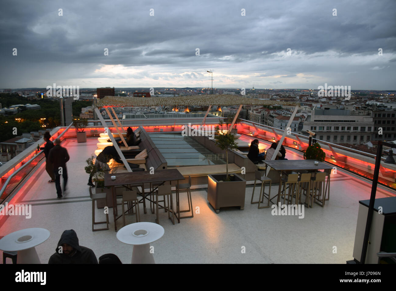 Rooftop bar & restaurant, le tartan sur le toit haut de Circulo de Bellas Artes, Madrid, Espagne Banque D'Images
