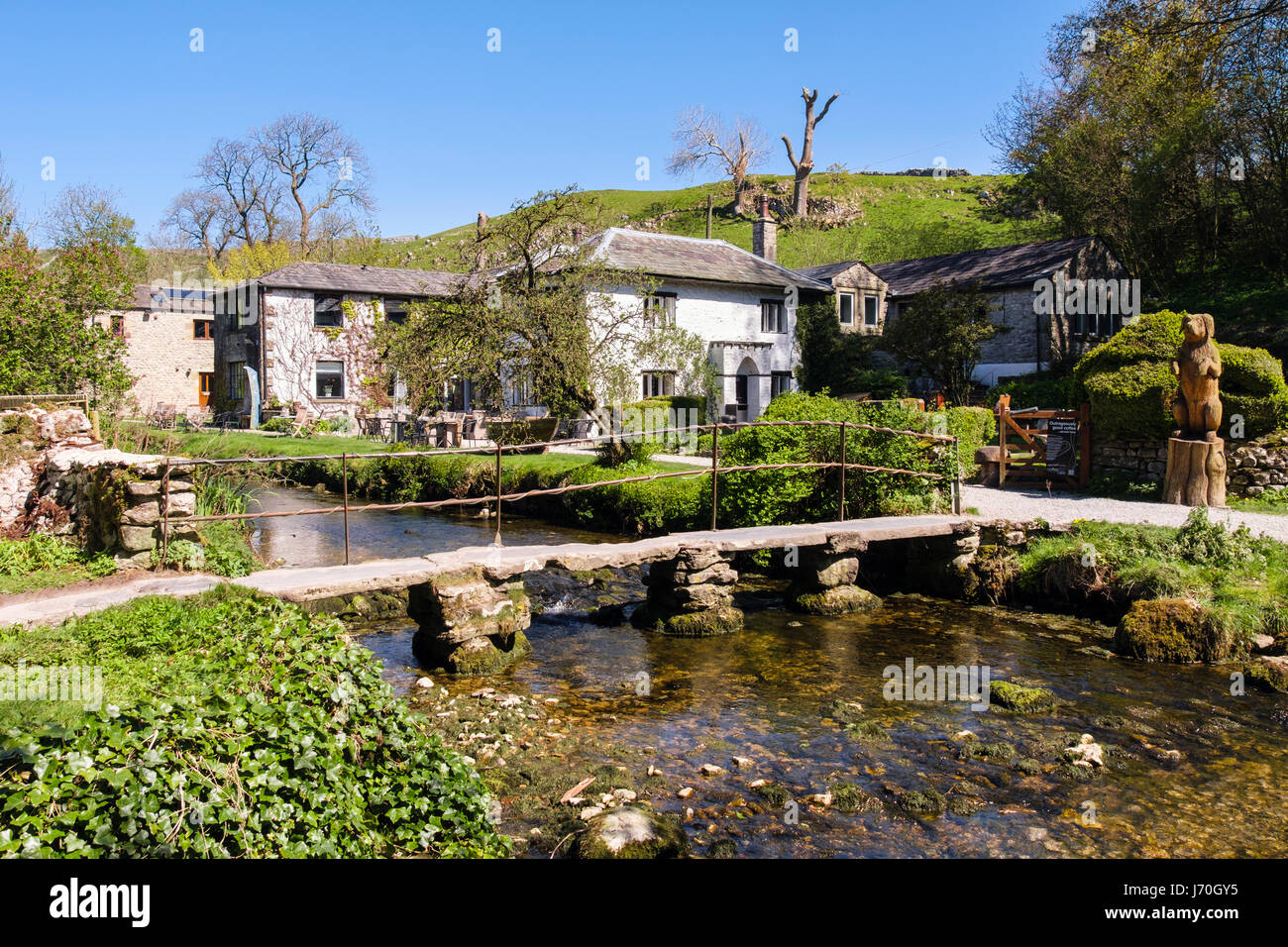 Old Stone clapper pont sur Malham Beck de café. Malham, Malhamdale, Yorkshire Dales National Park, North Yorkshire, Angleterre, Royaume-Uni, Angleterre Banque D'Images