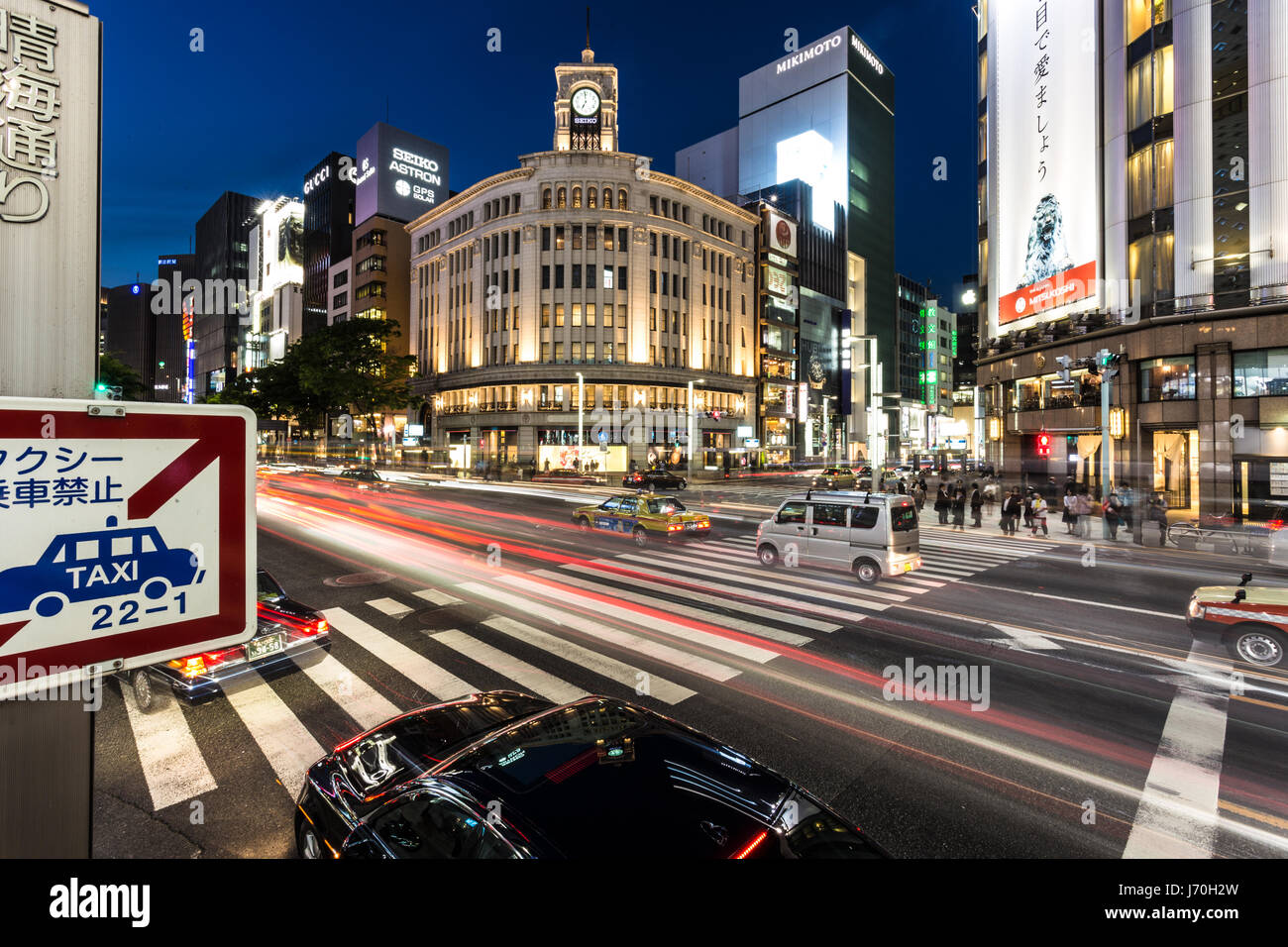 TOKYO - 8 mai 2017 : un bus s'engouffre dans une intersection à Ginza, le célèbre quartier commerçant de luxe à Tokyo dans la nuit dans la capitale du Japon. Banque D'Images