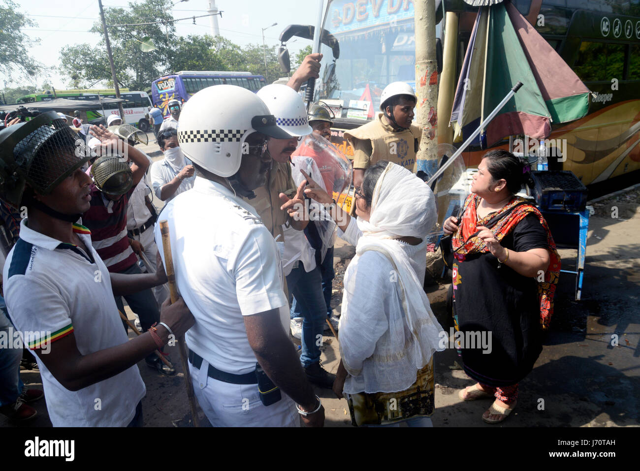 Kolkata, Inde. 22 mai, 2017. Les travailleurs les partis de gauche se heurtent à la police au cours de rally populairement connu comme 'Nabanno» ou Chalo Mars au Bengale Ouest quartier général du gouvernement exigeant une réforme des prix dans le secteur de l'agriculture. Credit : PACIFIC PRESS/Alamy Live News Banque D'Images