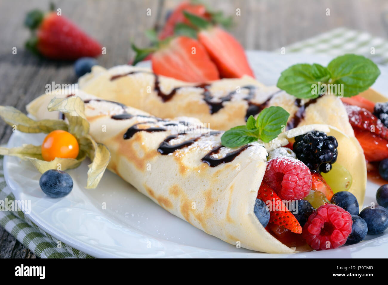 Deux crêpes maison farci de baies fraîches mixtes Banque D'Images