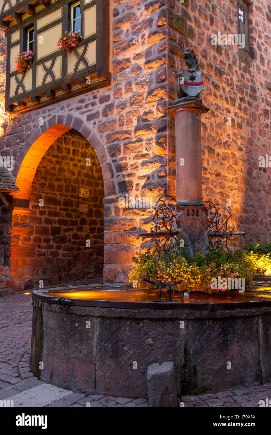 Soirée à la porte d'entrée médiévale (la Porte Haute), Riquewihr, Alsace, Haut-Rhin, France Banque D'Images