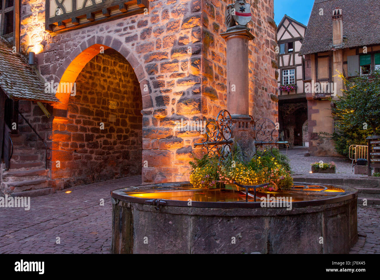 Soirée à la porte d'entrée médiévale (la Porte Haute), Riquewihr, Alsace, Haut-Rhin, France Banque D'Images