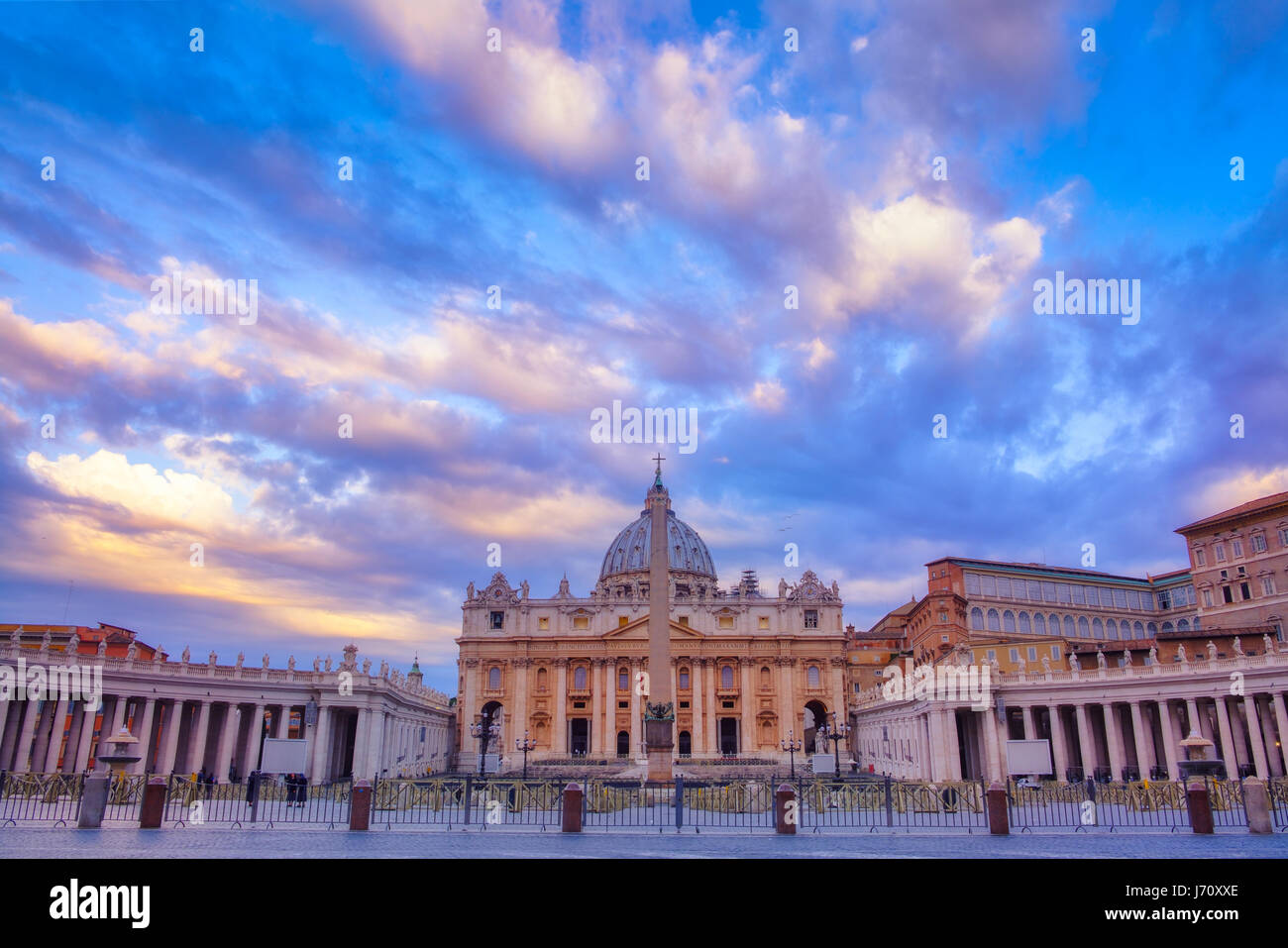 Basilique St Pierre dans la Cité du Vatican au lever du soleil, Rome, Italie Banque D'Images