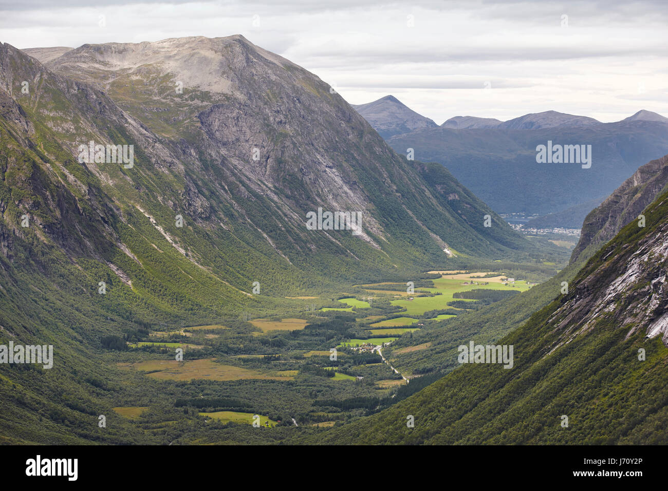 Paysage norvégien avec montagnes et la forêt. Parc national de Reinheimen. La Norvège Banque D'Images