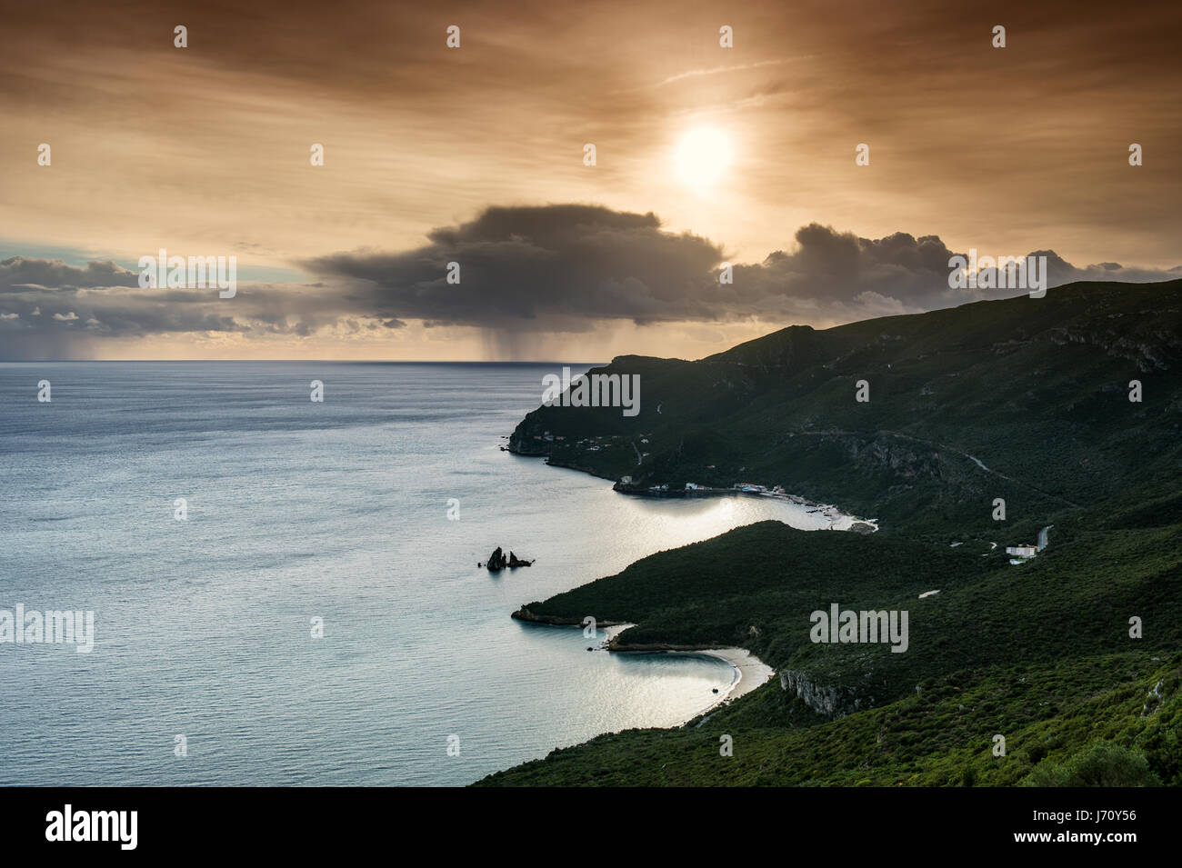 Parc Naturel d'Arrábida et l'océan Atlantique au coucher du soleil. Setúbal, Portugal Banque D'Images