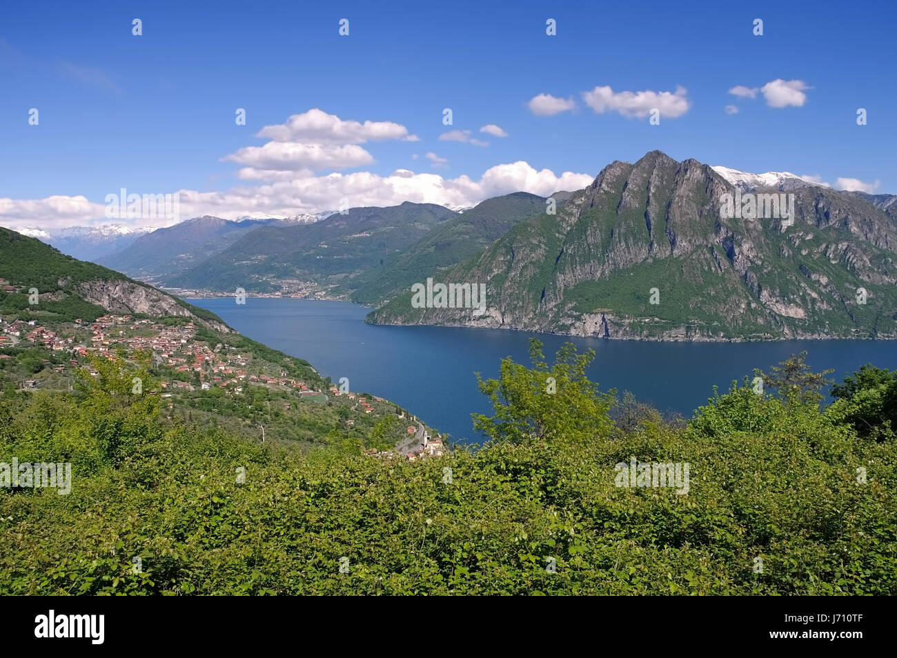 Le lac d'Iseo dans les Alpes, la Lombardie en Italie du nord Banque D'Images