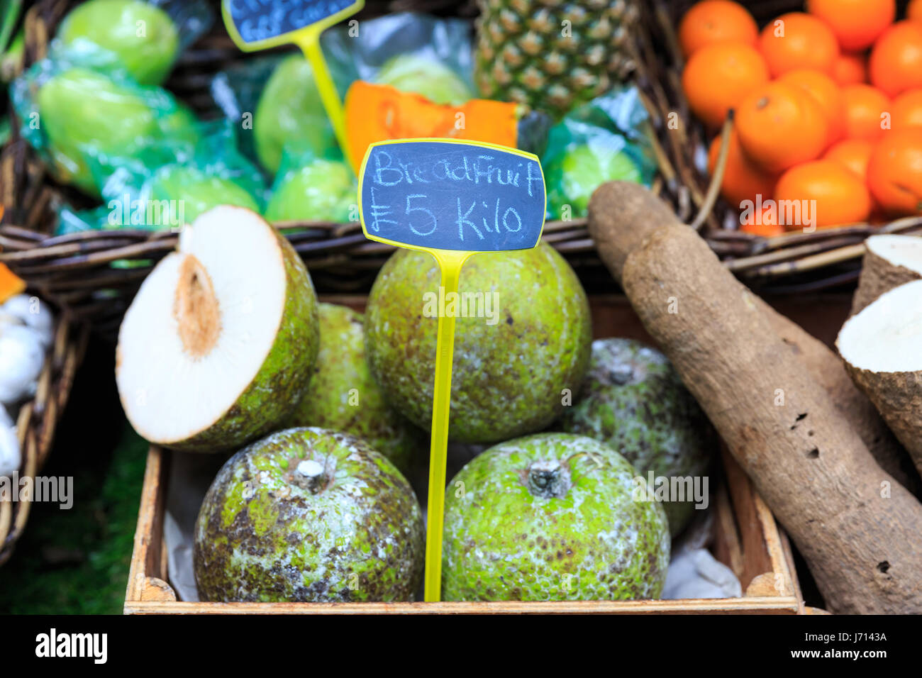 Les fruits de l'arbre à pain à la vente à un décrochage du marché, marché de Brixton, dans le sud de Londres Banque D'Images