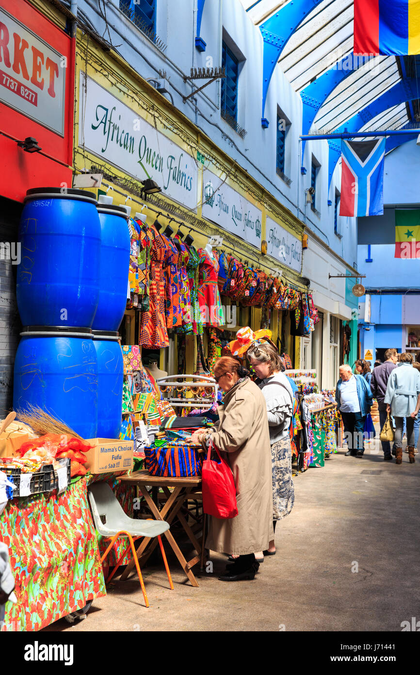 Les gens regardent boutiques à Brixton Village, un marché couvert à Brixton, dans le sud de Londres Banque D'Images