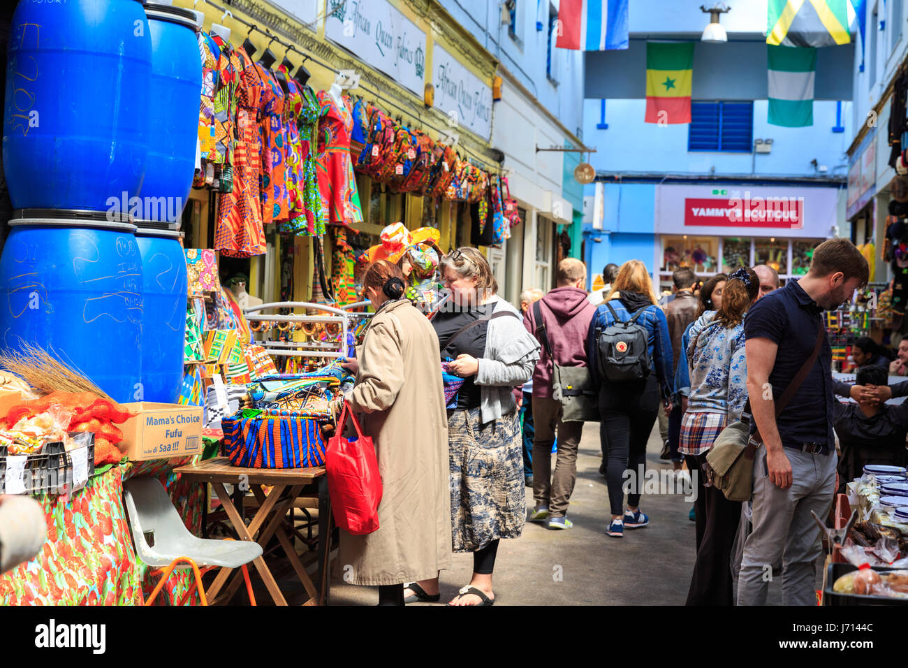 Les gens regardent boutiques à Brixton Village, un marché couvert à Brixton, dans le sud de Londres Banque D'Images