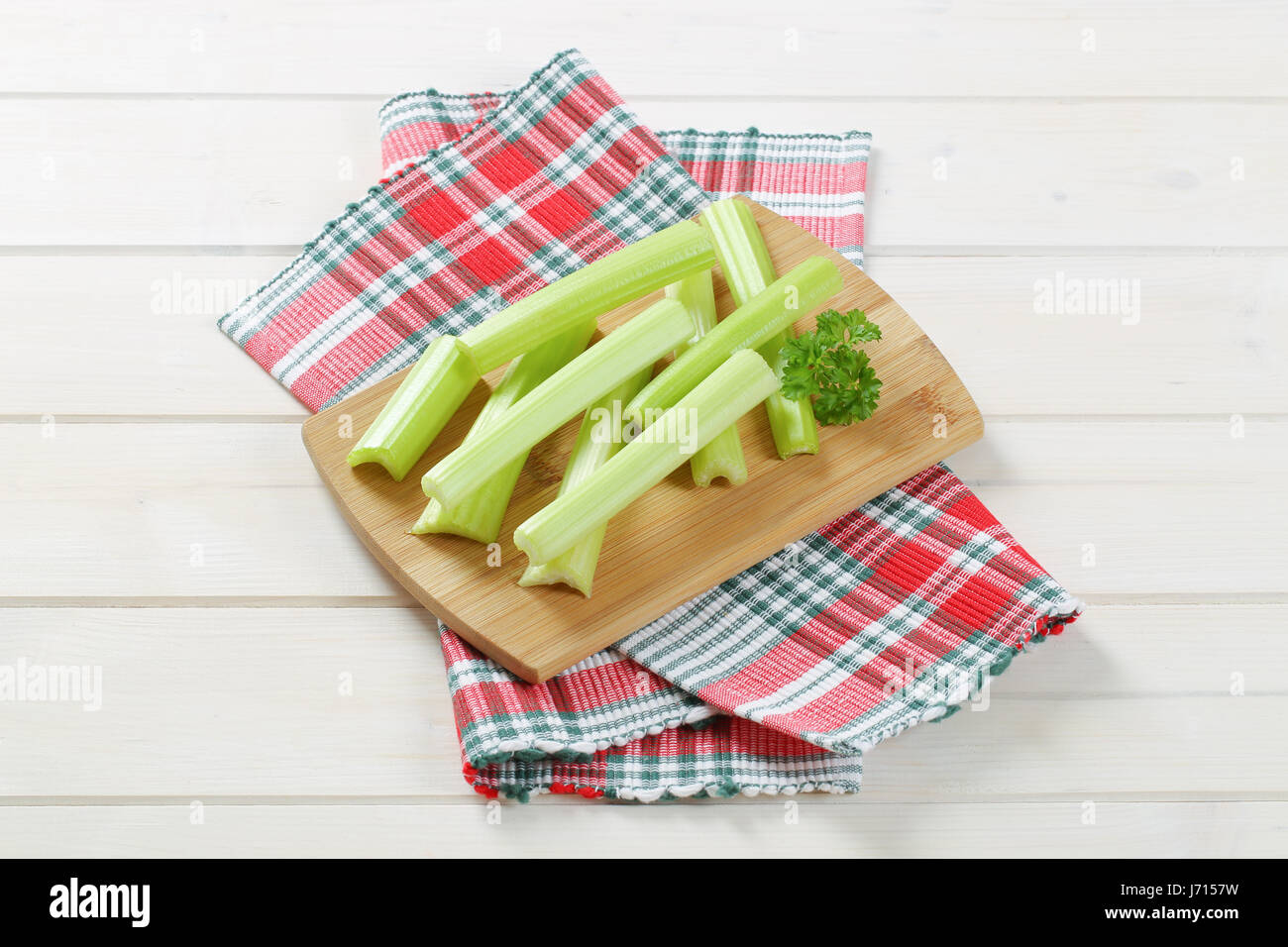 Tiges de céleri vert sur la planche à découper en bois Banque D'Images