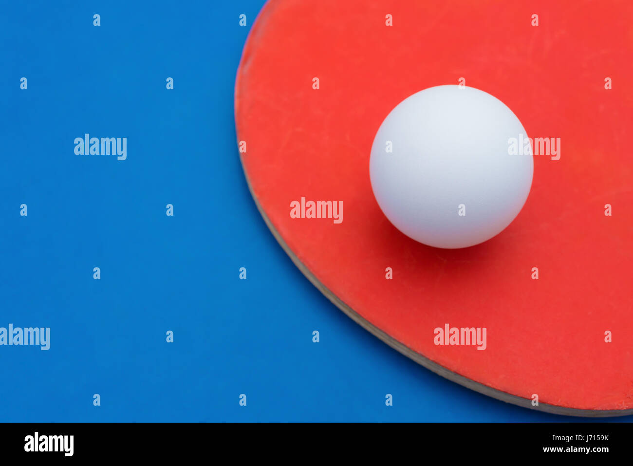 Raquettes de ping-pong et d'une bille sur un tableau bleu cloes jusqu Banque D'Images