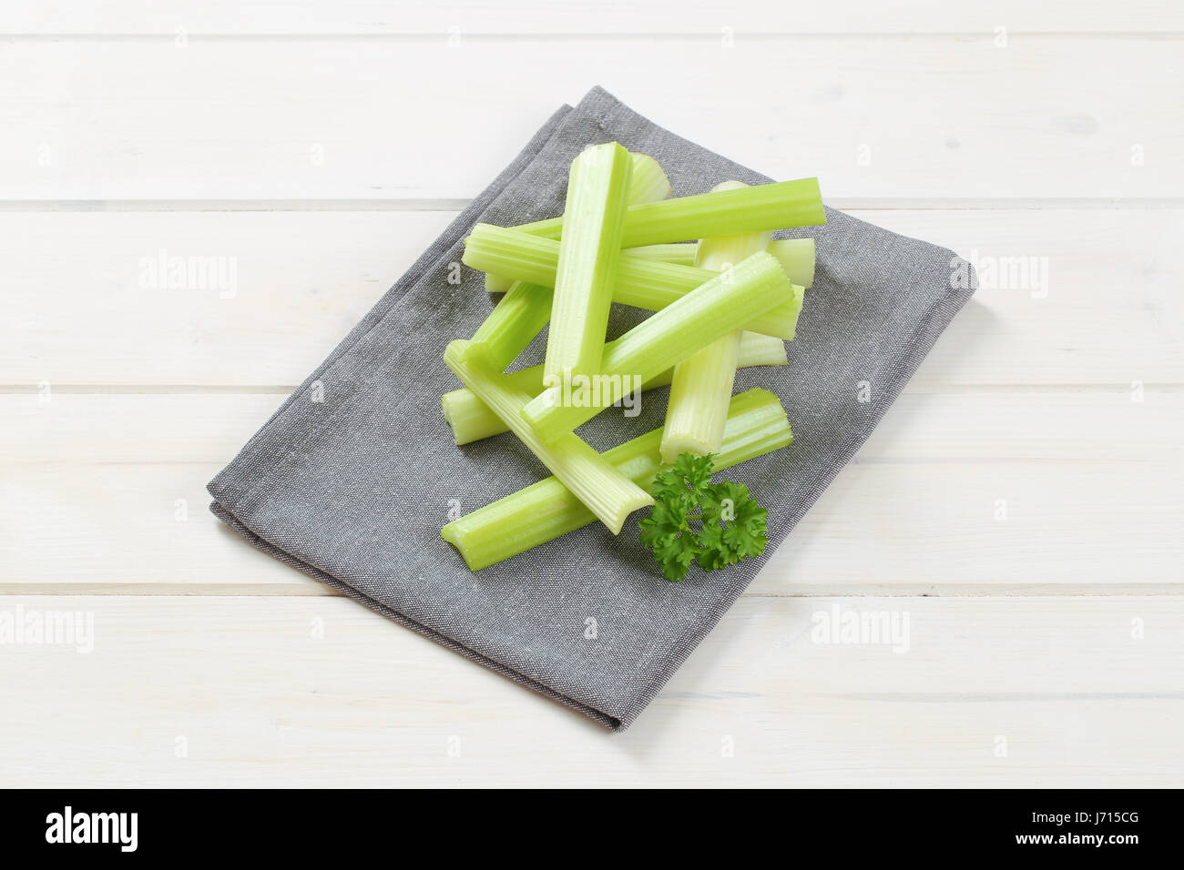 Tiges de céleri vert gris mat sur place Banque D'Images