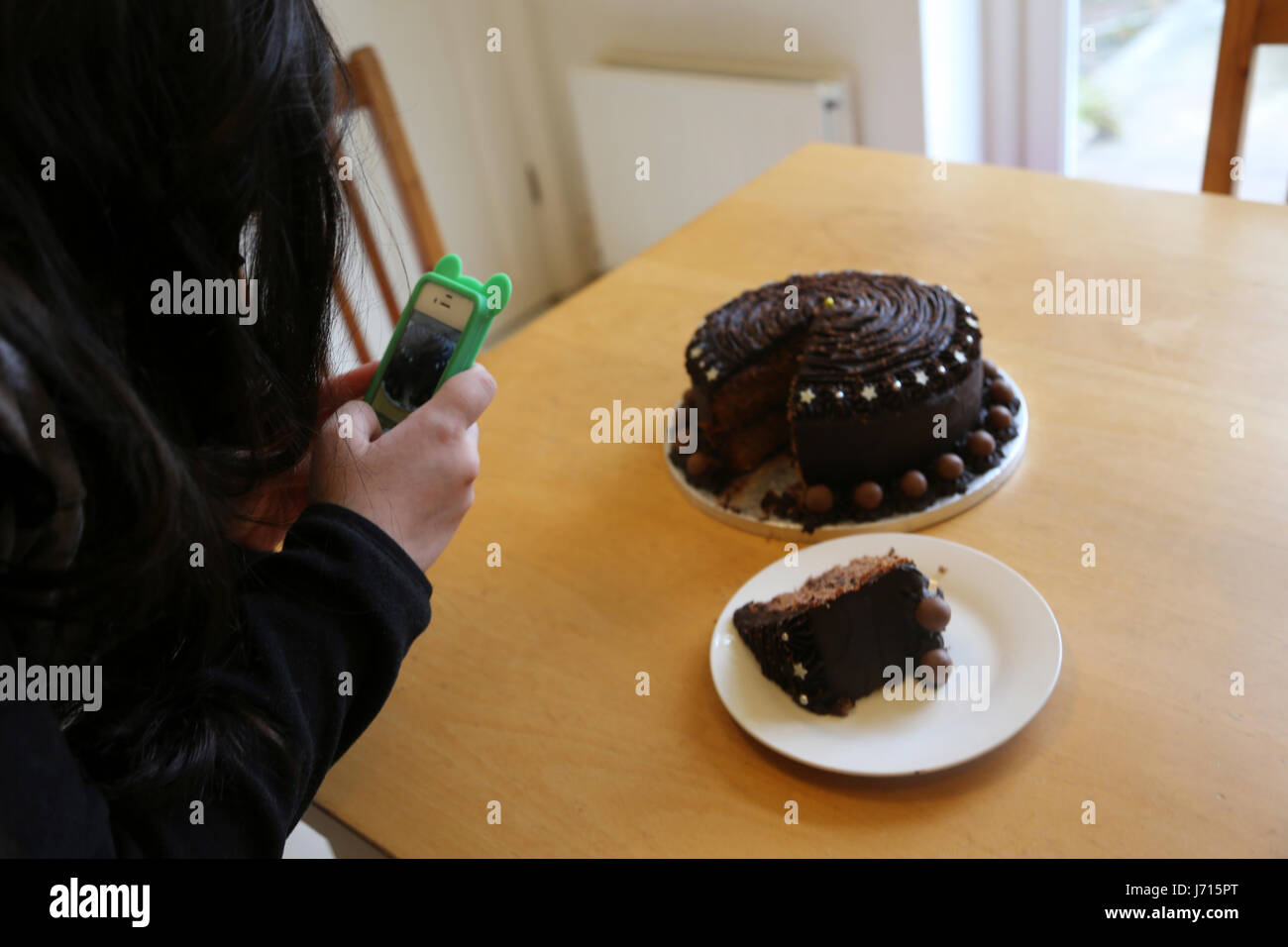 Woman Taking Photo Avec Un Telephone Mobile De Gateau Au Chocolat Fait Maison Maltesers Photo Stock Alamy Woman Taking Photo Avec Un Telephone Mobile De Gateau Au Chocolat Fait Maison Maltesers Photo Stock Alamy