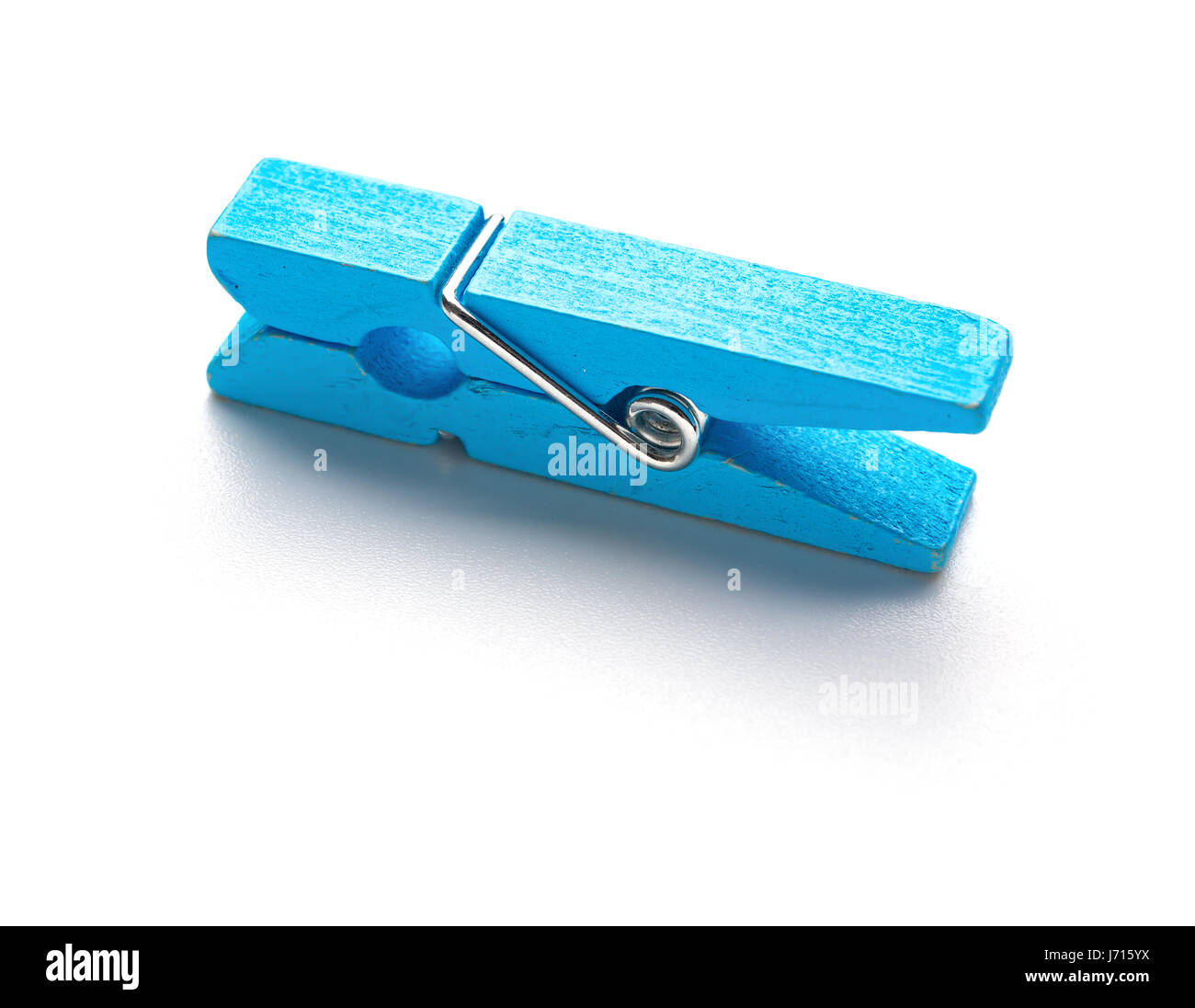 En bois bleu clair sur fond blanc clothespin Banque D'Images