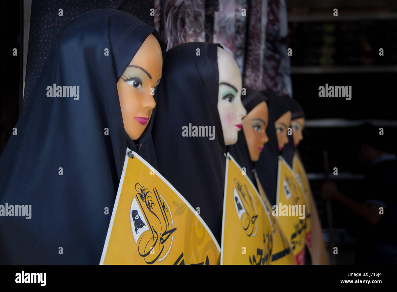 Mannequin vêtu de noir foulard en bazar d'Ispahan, Iran Banque D'Images