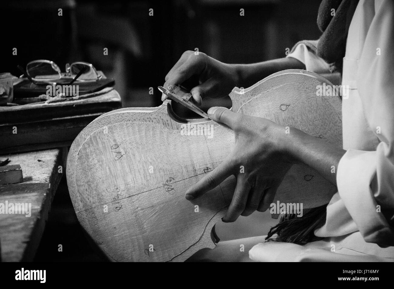 Luthier à Yazd, Iran bazar Banque D'Images