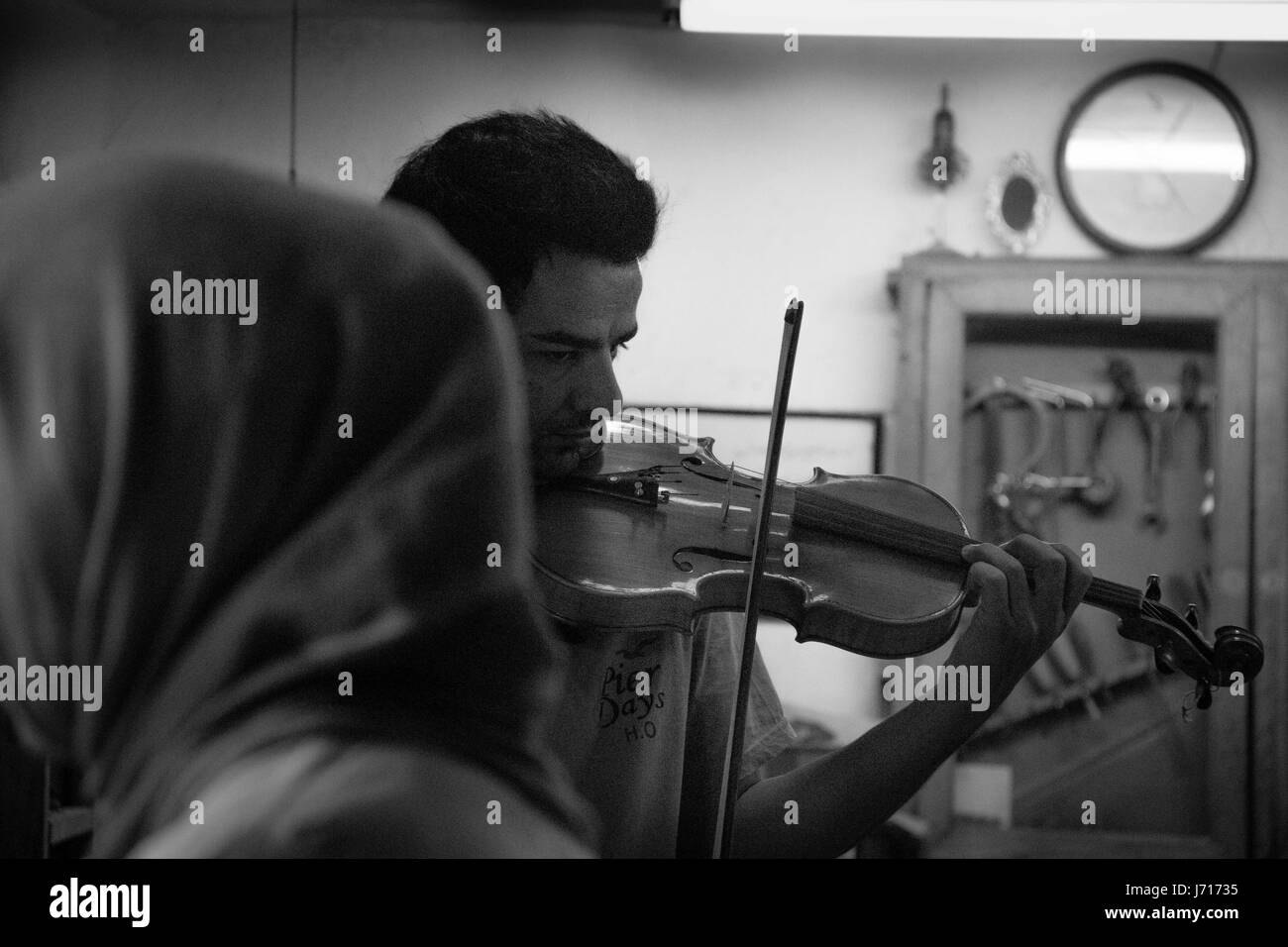 Luthier à Yazd, Iran bazar Banque D'Images