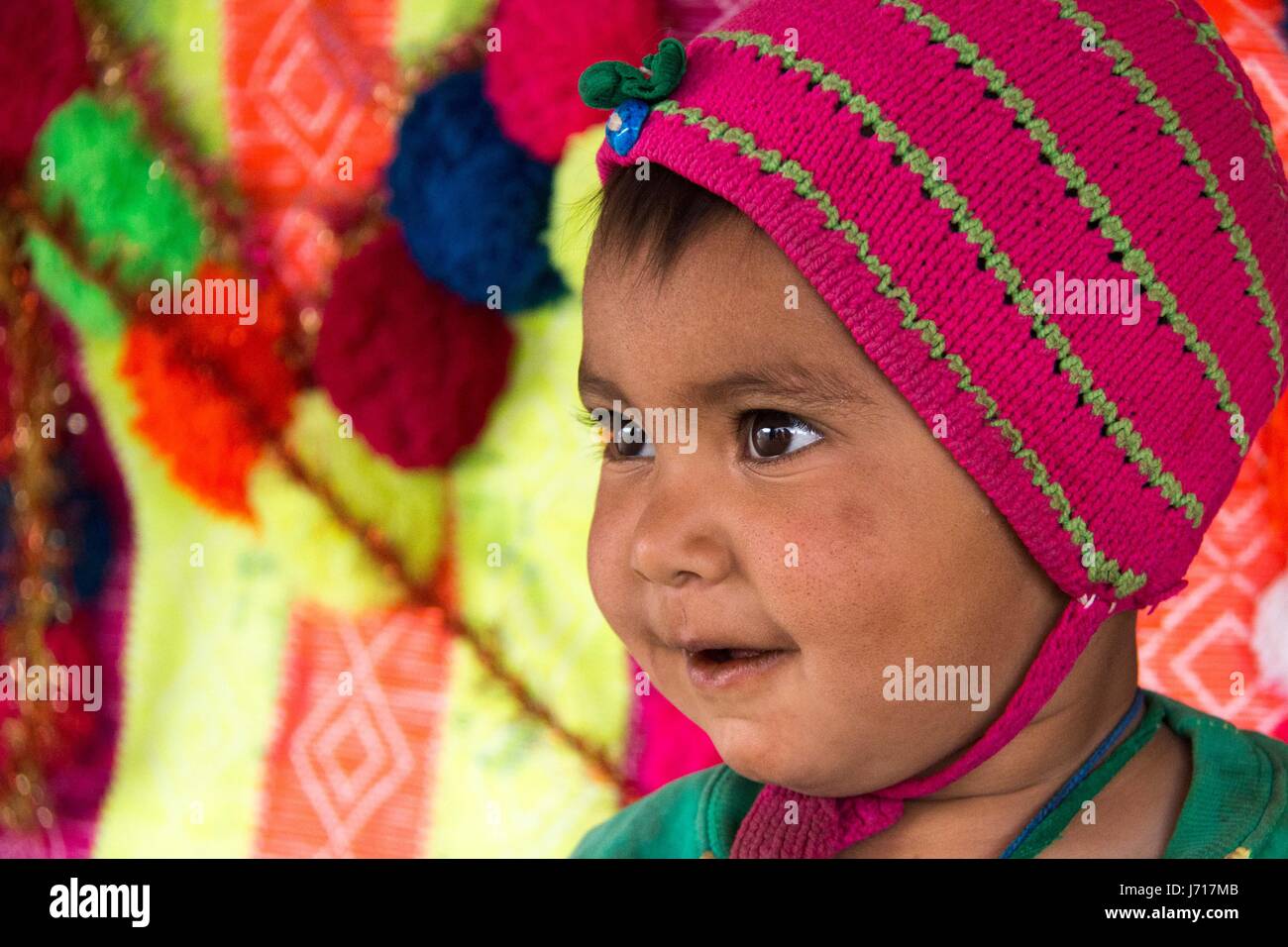 Bebe Nomade Dans Une Tente Bavanat Salon La Province Du Fars Iran Photo Stock Alamy