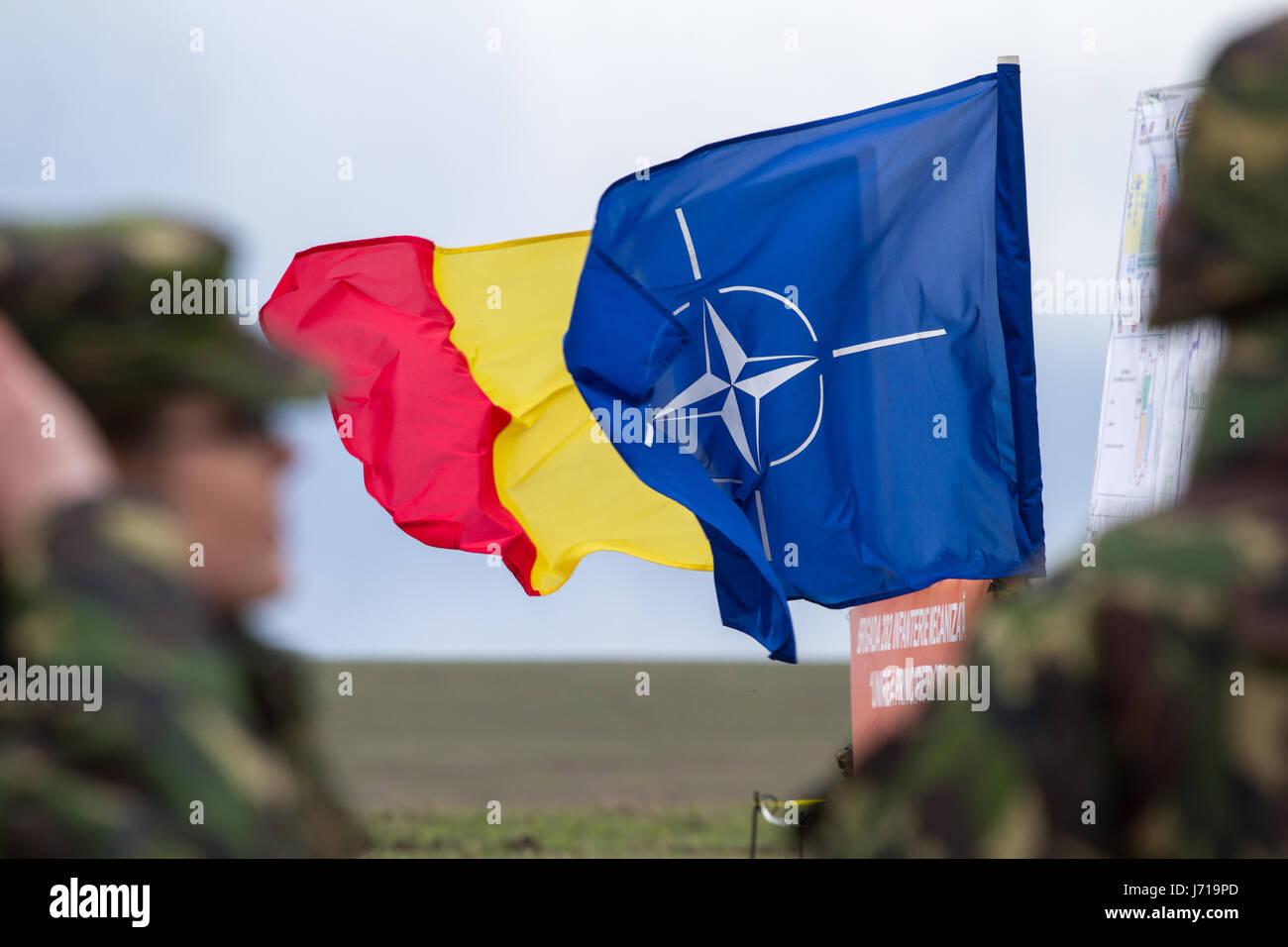 Les drapeaux de l'OTAN et de la Roumanie volent lors de l'exercice militaire OTAN « Wind Spring -15 » au stand de tir de Smardan en Roumanie. La Roumanie a des frontières avec la République de Moldova à l'est et l'Ukraine au nord et au sud-est. Banque D'Images