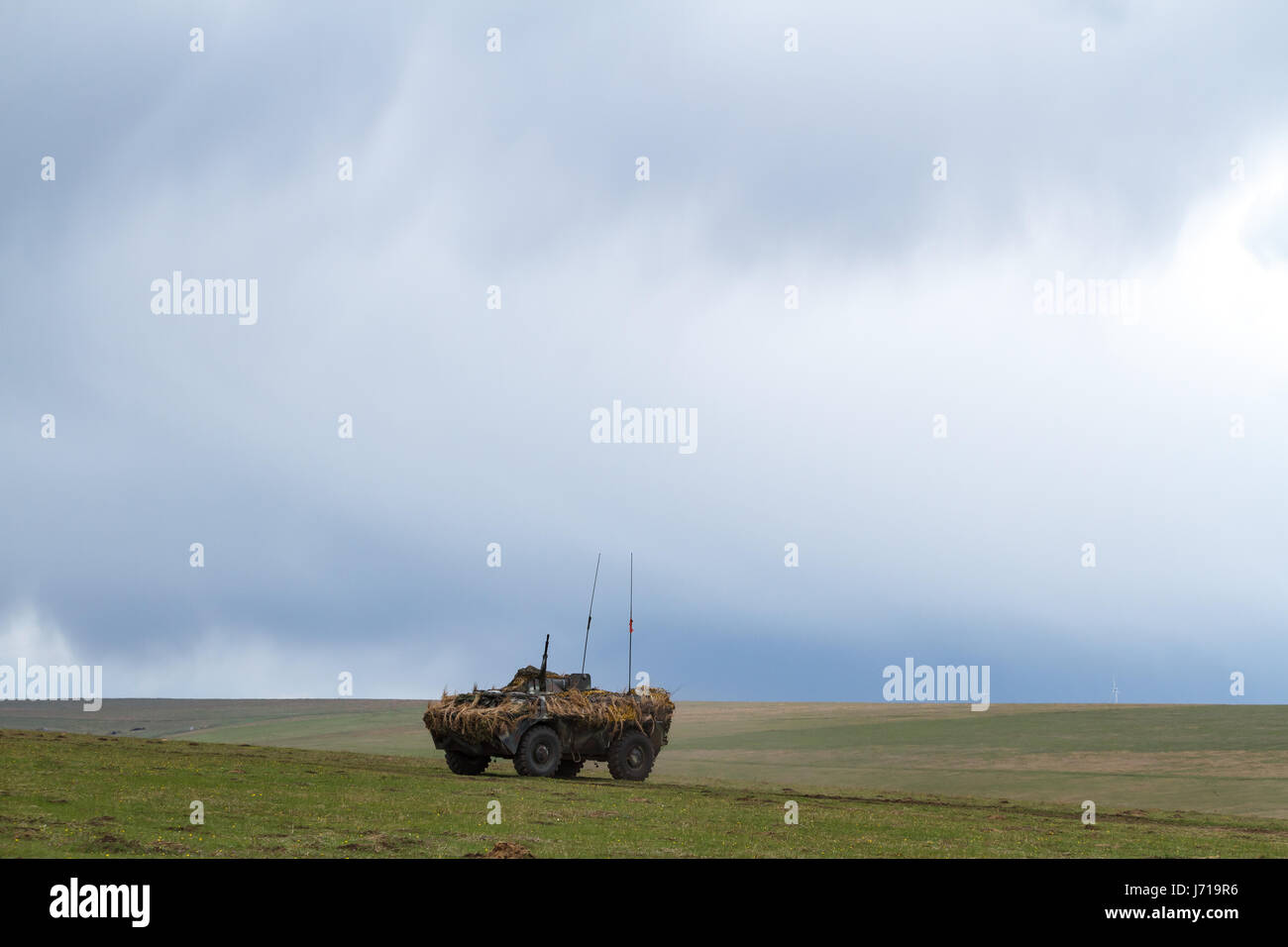 Le porte-satellite personnel blindé ABC-79M, avec des éléments de camouflage, apparaît dans le champ de tir de Smirdan lors d'un exercice militaire multinational de l'OTAN 'Wind Spring -15'. Banque D'Images