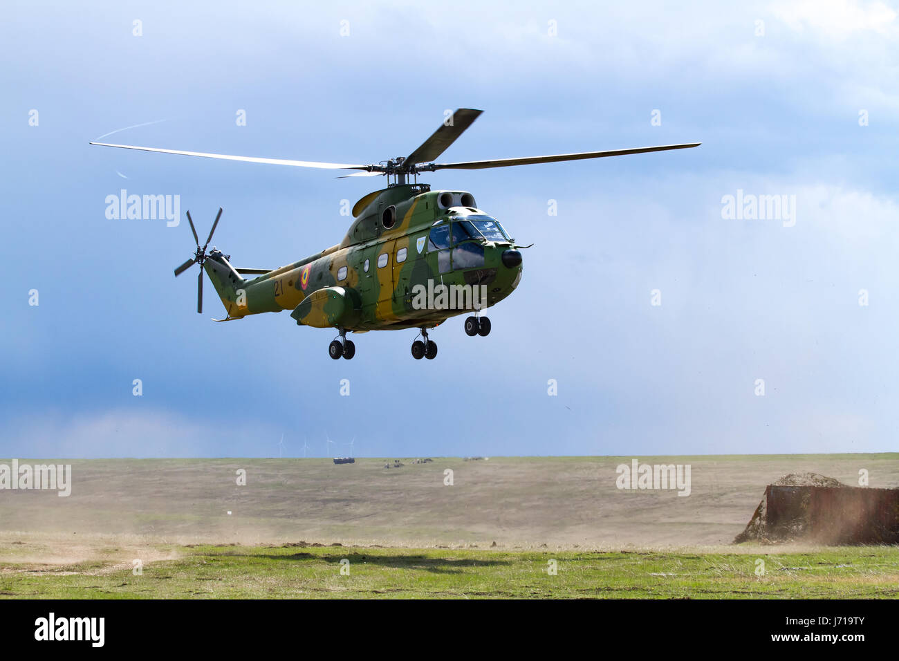 IAR 330 Puma SOCAT apparaît dans le champ de tir de Smirdan lors d'un exercice militaire multinational de l'OTAN 'Wind Spring -15'. Banque D'Images