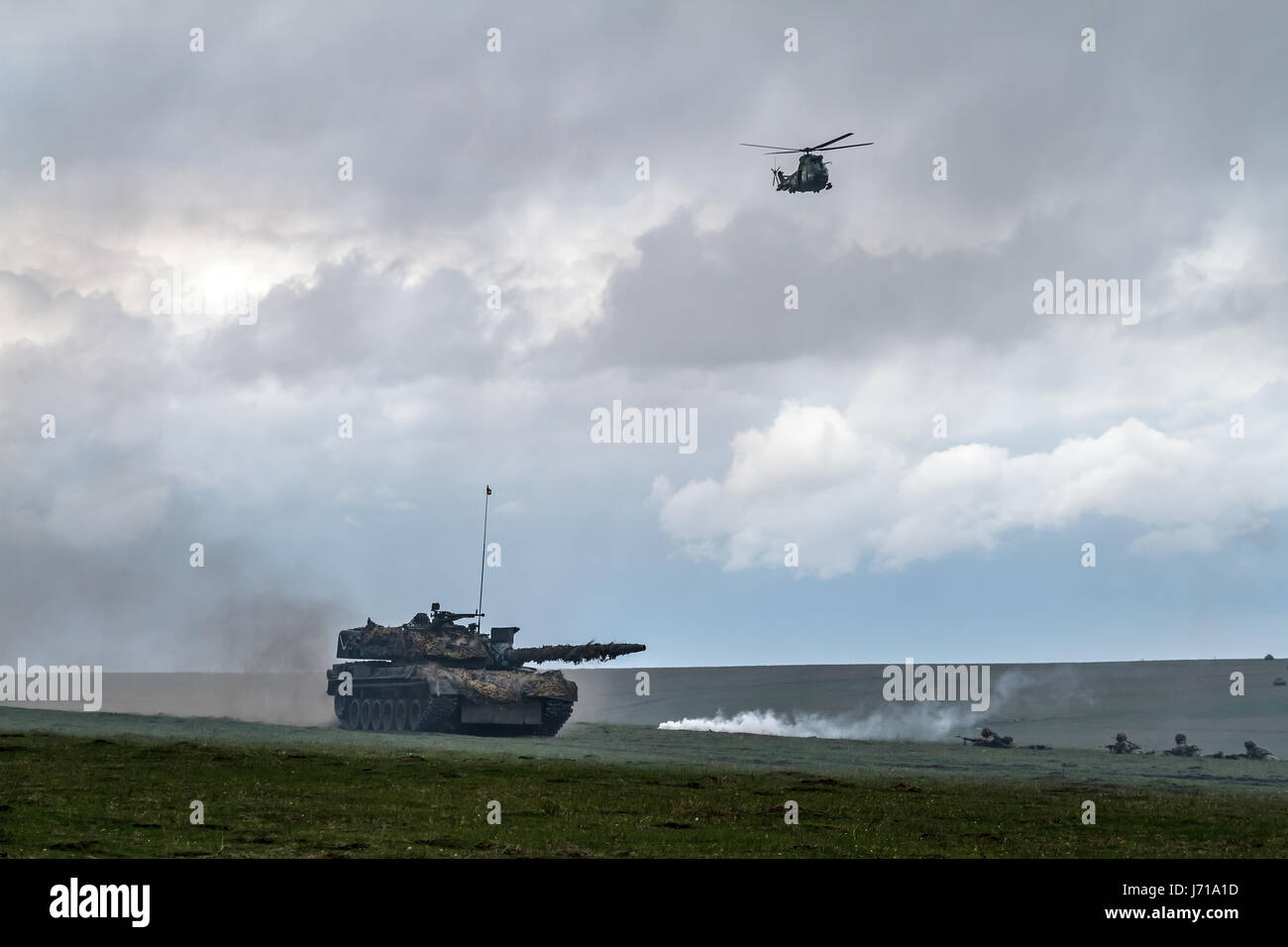 Un exercice militaire de l'OTAN au champ de tir de Smardan en Roumanie Un tir de char TR-85 roumain tandis que l'ensemble de l'unité charge la ligne ennemie pendant l'exercice militaire de l'OTAN « Wind Spring -15 » au champ de tir de Smardan, à 260 kilomètres au nord-est de Bucarest, en Roumanie. Banque D'Images
