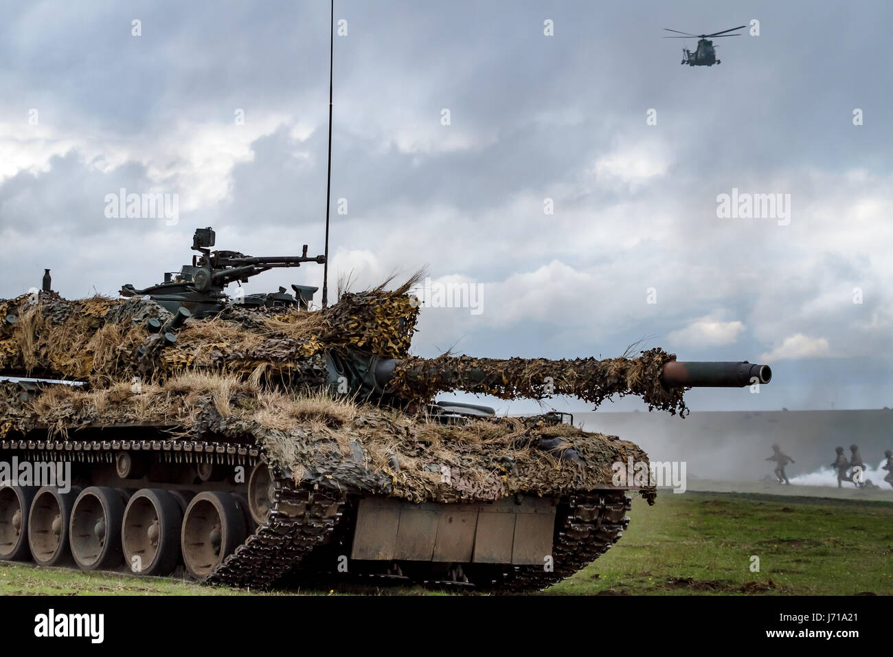 Exercice militaire de l'OTAN au champ de tir de Smardan en Roumanie Un char roumain TR-85 tire pendant que l'unité charge la ligne ennemie pendant l'exercice militaire de l'OTAN 'Wind Spring -15' au champ de tir de Smardan, à 260 kilomètres au nord-est de Bucarest, en Roumanie. Banque D'Images