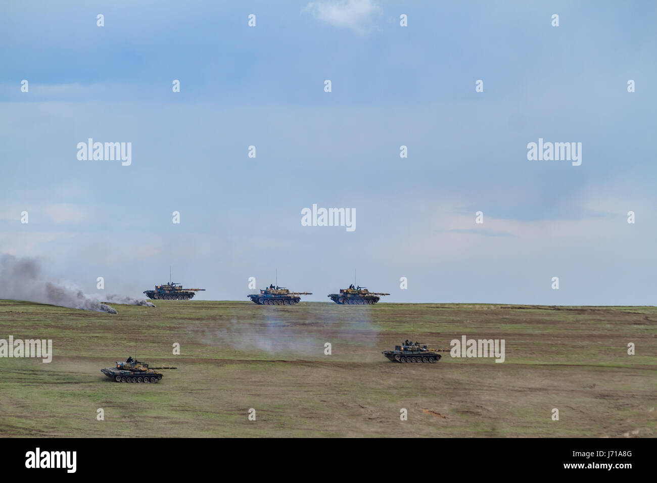 Un exercice militaire de l'OTAN au champ de tir de Smardan en Roumanie Un tir de char TR-85 roumain tandis que l'ensemble de l'unité charge la ligne ennemie pendant l'exercice militaire de l'OTAN « Wind Spring -15 » au champ de tir de Smardan, à 260 kilomètres au nord-est de Bucarest, en Roumanie. Banque D'Images