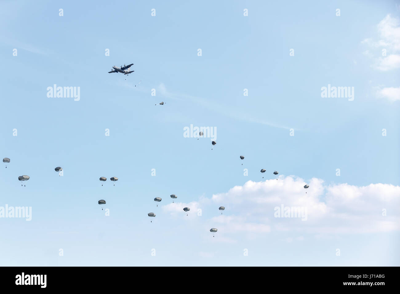 Une brigade multinationale de parachutistes participer à la 'Swift' réponse à l'entraînement à la zone d'entraînement de Galati en Roumanie, le 26 août 2015. Quelque 5 000 soldats de 11 nations participent à l'OTAN des opérations aéroportées multinationales simultanée à travers l'Allemagne, l'Italie, la Bulgarie et la Roumanie. Banque D'Images